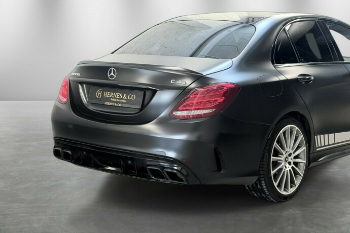 mercedes-benz-c43-bensin-2017-big-3