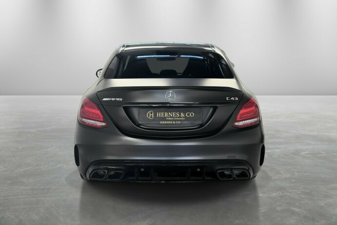 mercedes-benz-c43-bensin-2017-big-4