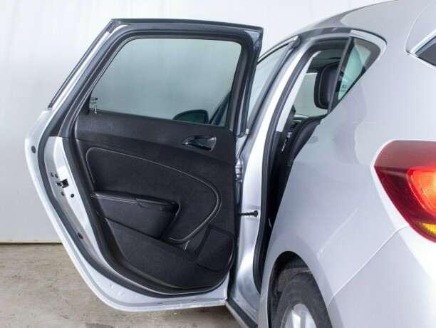 opel-astra-diesel-2010-big-18