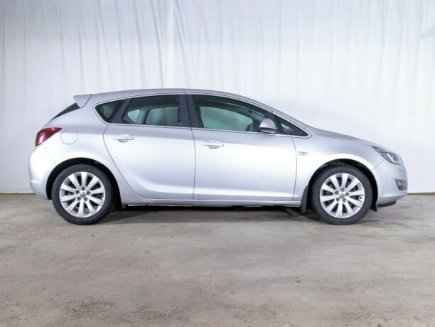 opel-astra-diesel-2010-big-5