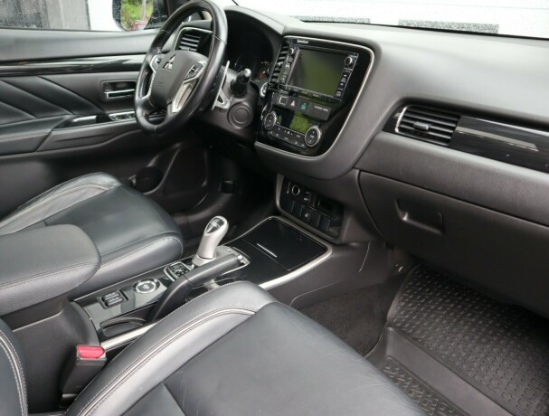 mitsubishi-outlander-elektrisitetbensin-2016-big-11