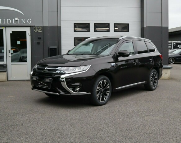 mitsubishi-outlander-elektrisitetbensin-2016-big-0