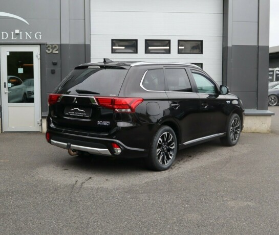mitsubishi-outlander-elektrisitetbensin-2016-big-1