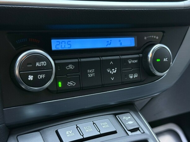 toyota-auris-elektrisitetbensin-2013-big-21