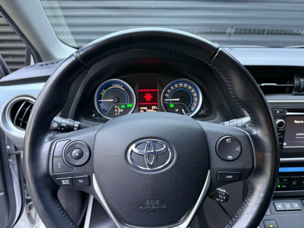 toyota-auris-elektrisitetbensin-2013-big-12