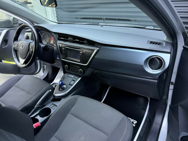 toyota-auris-elektrisitetbensin-2013-big-10