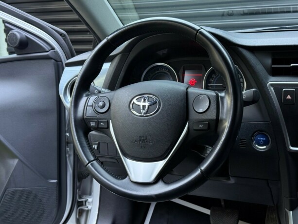toyota-auris-elektrisitetbensin-2013-big-11