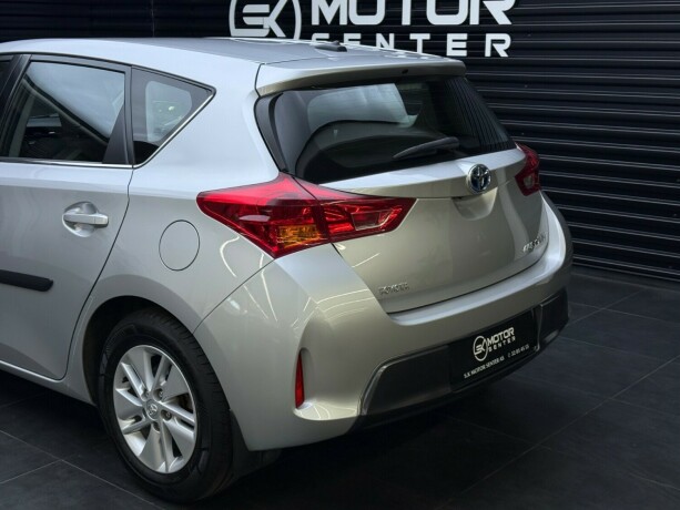 toyota-auris-elektrisitetbensin-2013-big-5