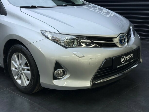 toyota-auris-elektrisitetbensin-2013-big-2