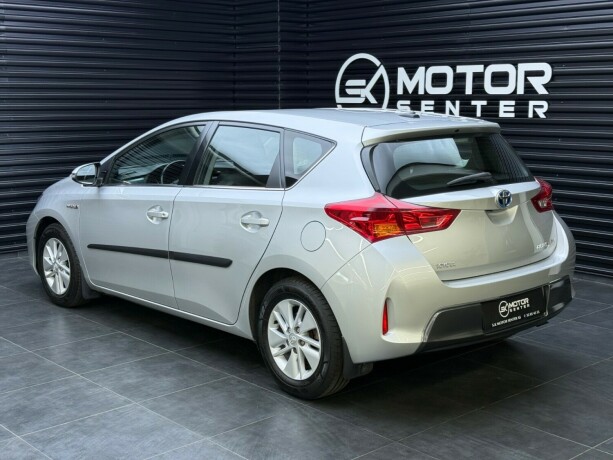 toyota-auris-elektrisitetbensin-2013-big-1