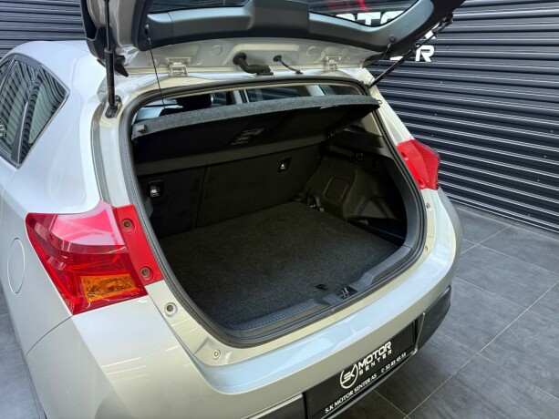 toyota-auris-elektrisitetbensin-2013-big-30
