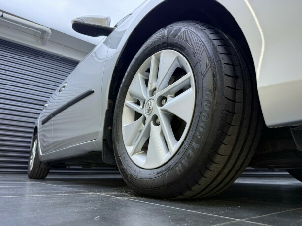 toyota-auris-elektrisitetbensin-2013-big-7