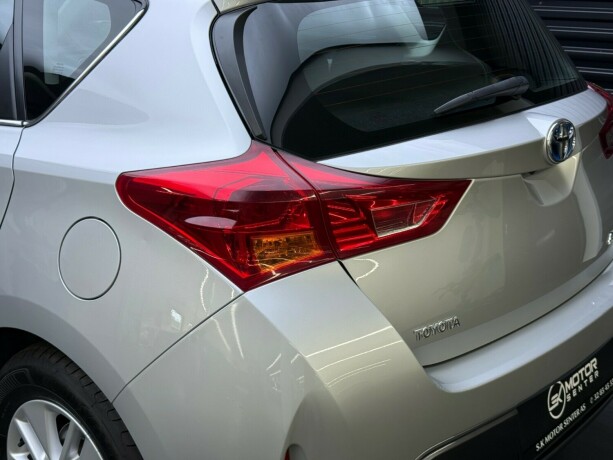 toyota-auris-elektrisitetbensin-2013-big-6