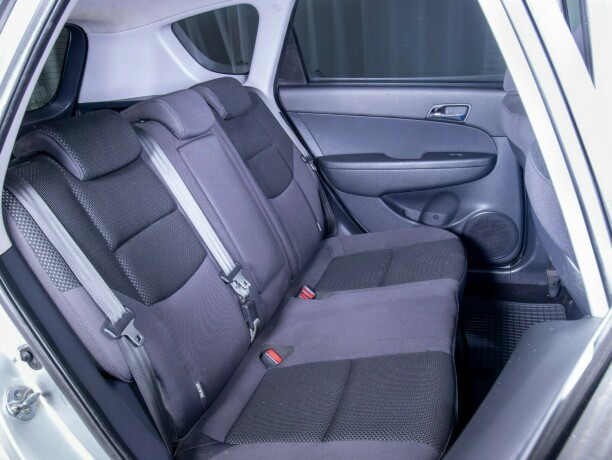 hyundai-i30-diesel-2012-big-45