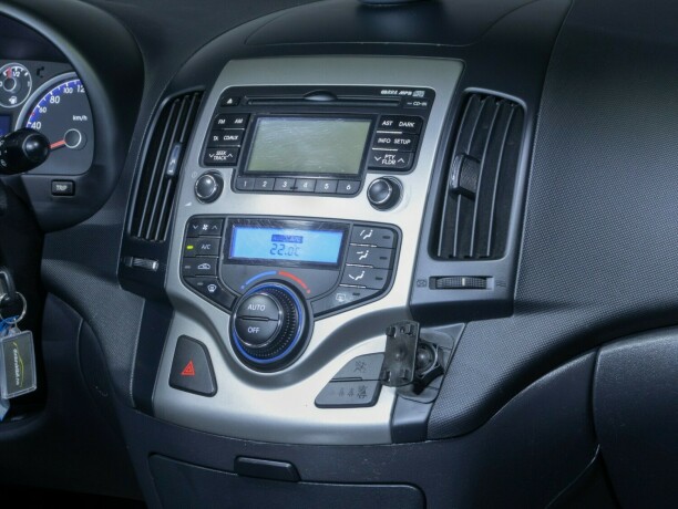 hyundai-i30-diesel-2012-big-15