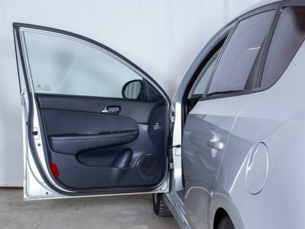 hyundai-i30-diesel-2012-big-19