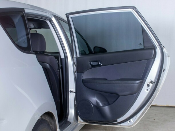 hyundai-i30-diesel-2012-big-13