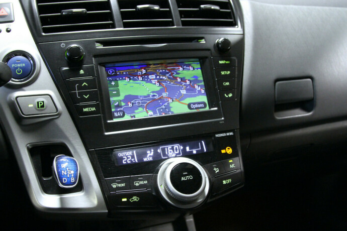 toyota-prius-bensin-2012-big-7