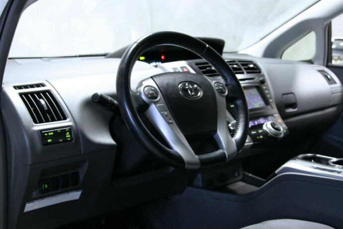 toyota-prius-bensin-2012-big-9