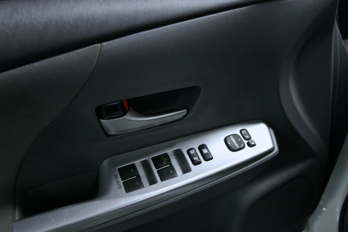 toyota-prius-bensin-2012-big-11