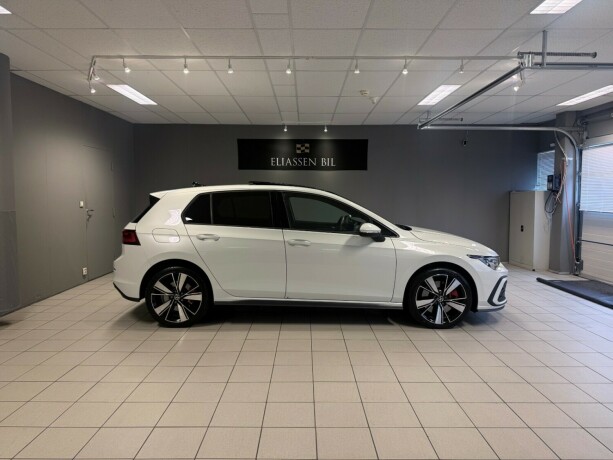 volkswagen-golf-plug-in-petrol-2021-big-3
