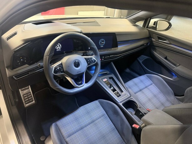 volkswagen-golf-plug-in-petrol-2021-big-24
