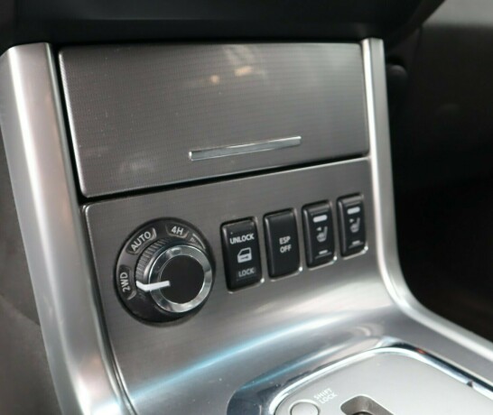 nissan-pathfinder-diesel-2010-big-16