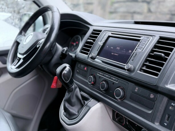 volkswagen-transporter-diesel-2017-big-11