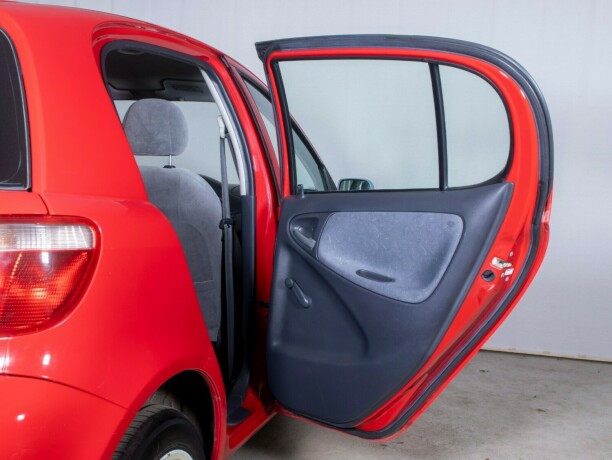 toyota-yaris-bensin-2000-big-15