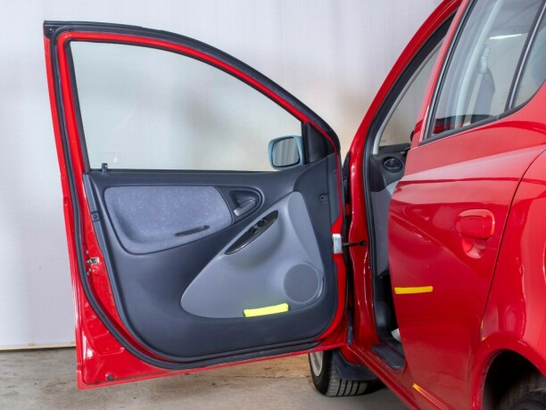 toyota-yaris-bensin-2000-big-20