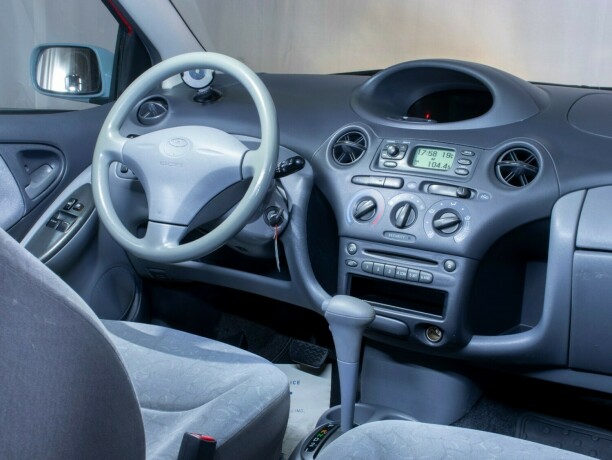 toyota-yaris-bensin-2000-big-18