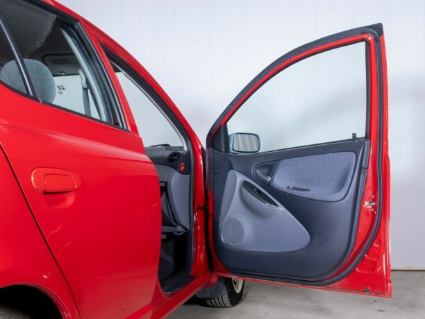 toyota-yaris-bensin-2000-big-14