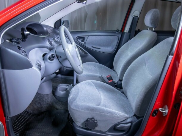 toyota-yaris-bensin-2000-big-34