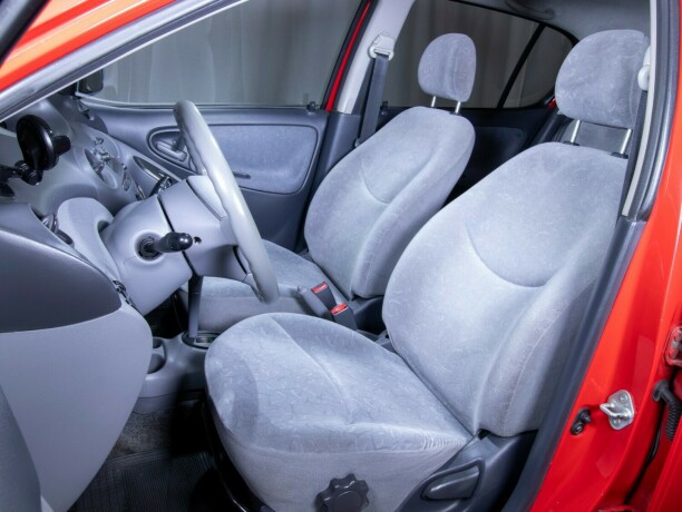 toyota-yaris-bensin-2000-big-35