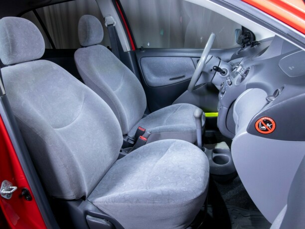 toyota-yaris-bensin-2000-big-40