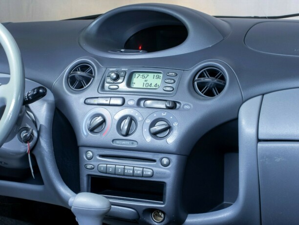 toyota-yaris-bensin-2000-big-17