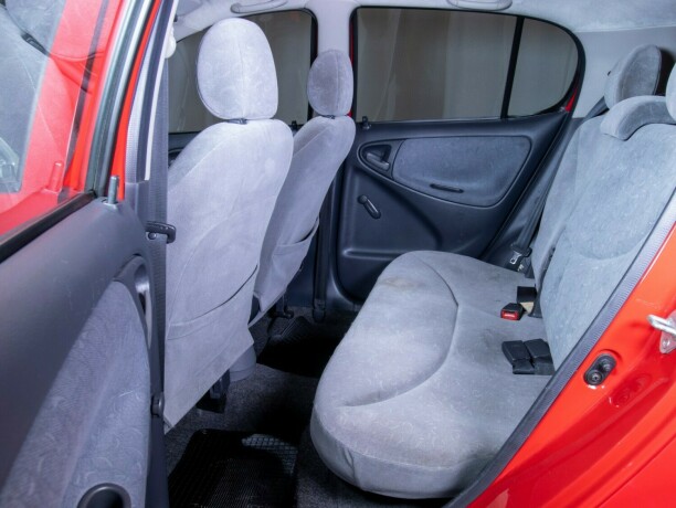 toyota-yaris-bensin-2000-big-36