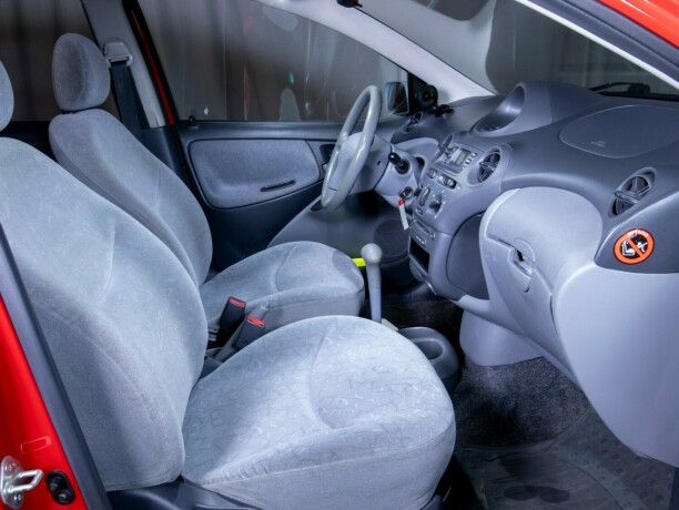 toyota-yaris-bensin-2000-big-39