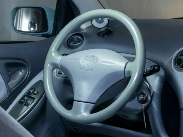 toyota-yaris-bensin-2000-big-16