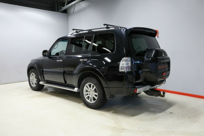 mitsubishi-pajero-diesel-2017-big-3