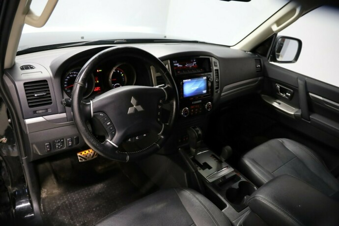 mitsubishi-pajero-diesel-2017-big-4
