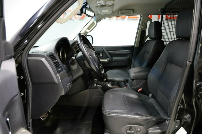 mitsubishi-pajero-diesel-2017-big-5