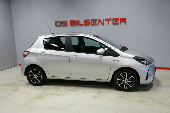 toyota-yaris-elektrisitetbensin-2018-big-1