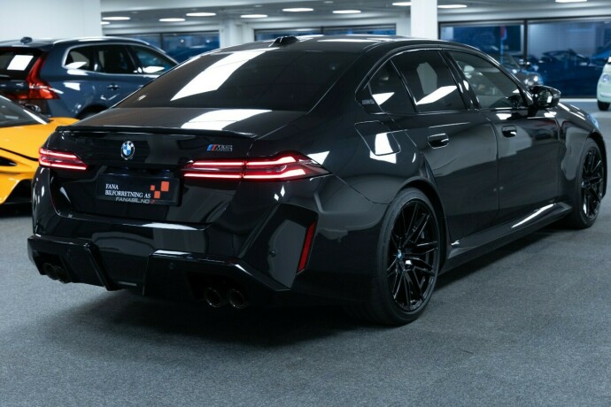 bmw-m5-elektrisitetbensin-2025-big-2