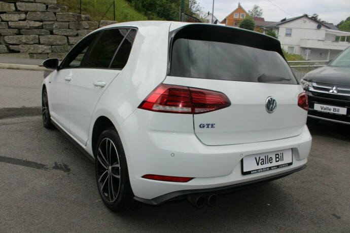 volkswagen-golf-elektrisitetbensin-2017-big-3