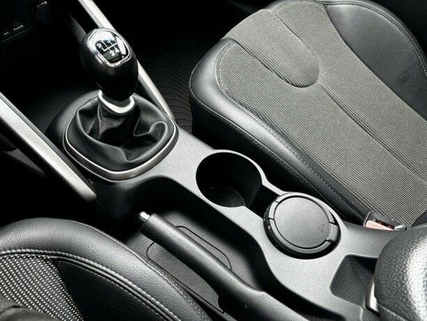 hyundai-veloster-bensin-2012-big-16