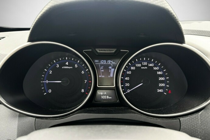hyundai-veloster-bensin-2012-big-23