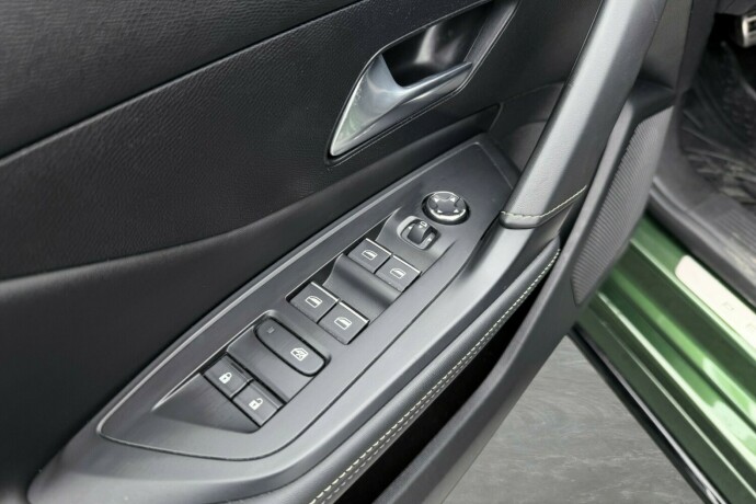 peugeot-308-elektrisitetbensin-2022-big-12