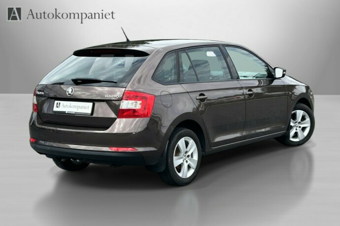 skoda-rapid-bensin-2015-big-4