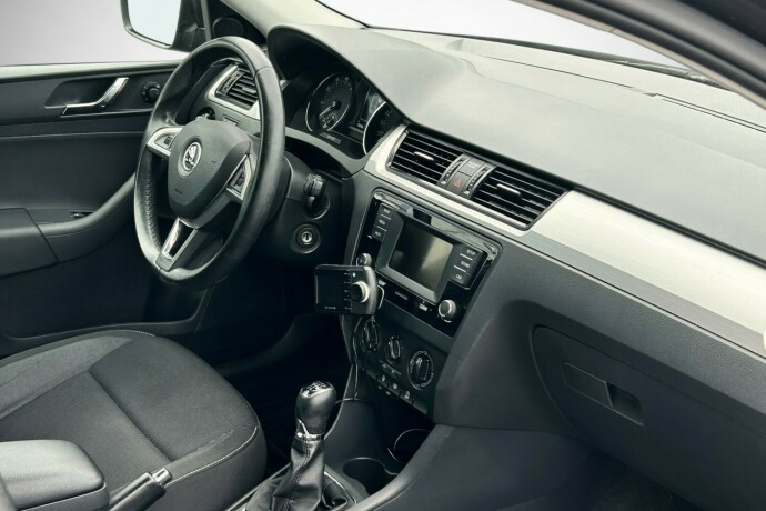 skoda-rapid-bensin-2015-big-7
